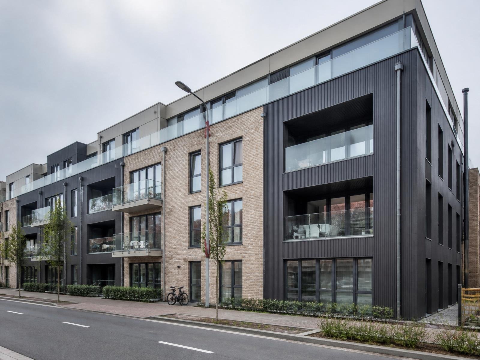 Modern appartementsgebouw in Oost-Vlaanderen bij zonsondergang